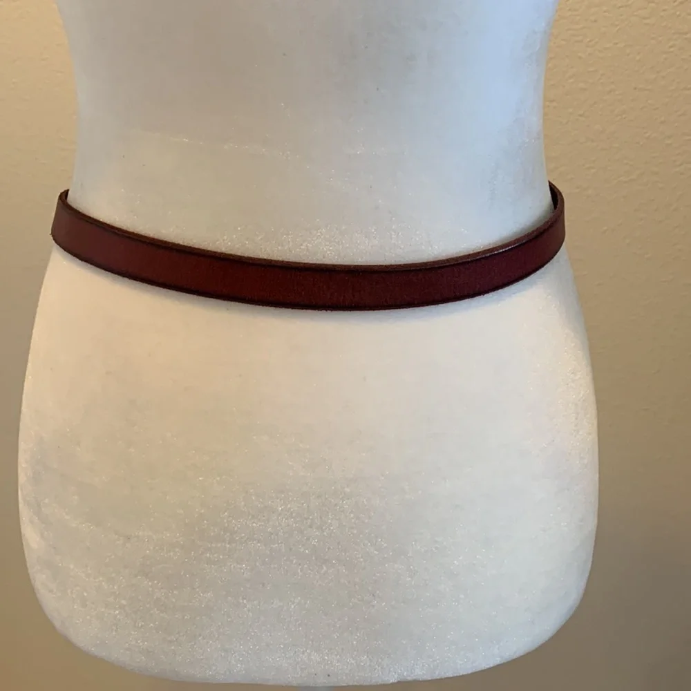 Fossil Brown Leather Womens Belt. Belt Measures 37”. Has 7 hole sizing/Sz Small.